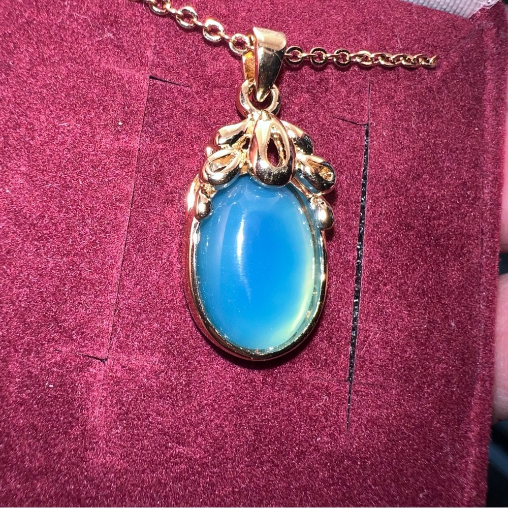 Vintage Blue Stone Golden Pendant Necklace 18”